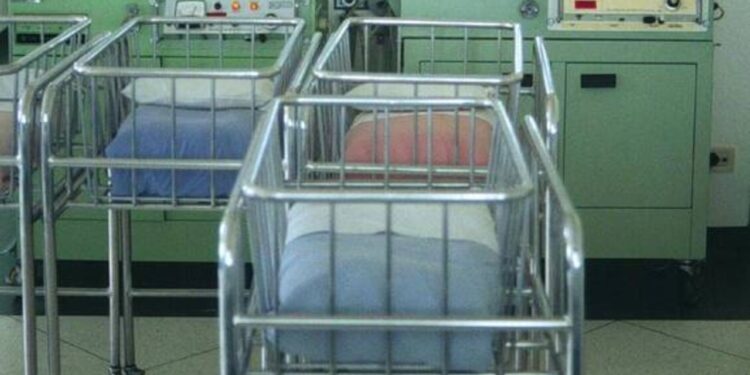 Neonato tra droga e rifiuti, arrestato il compagno della madre