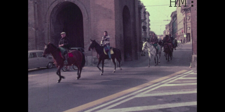 L’Italia senza benzina, in bici e a cavallo, nei film di famiglia l’austerity anni ’70