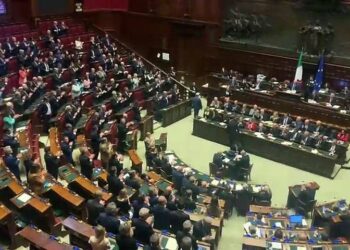 Meloni chiude l’informativa alla Camera, maggioranza in piedi: è standing ovation