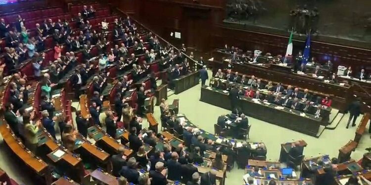 Meloni chiude l’informativa alla Camera, maggioranza in piedi: è standing ovation