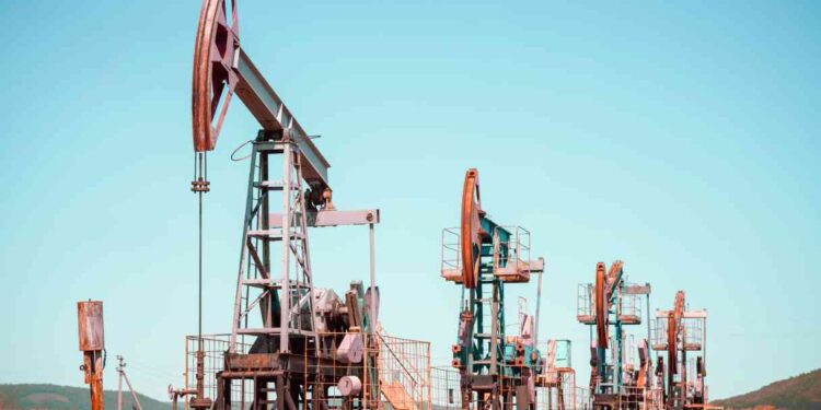 Petrolio e gas a picco grazie al prolungamento della tregua in Iran. Denunce su speculazione carburanti