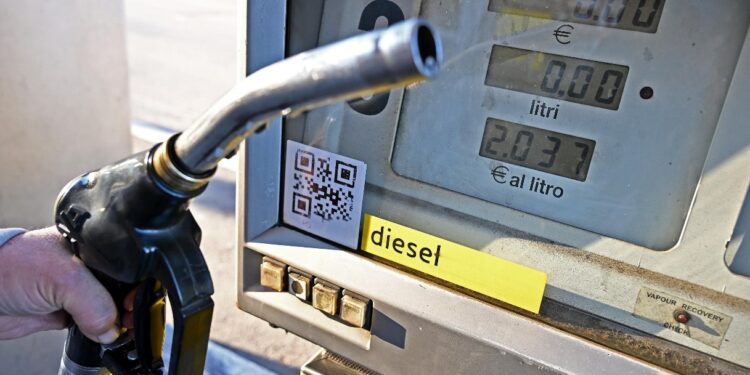 Quando scade il taglio accise, come cambia il prezzo e il rischio diesel caro in Europa