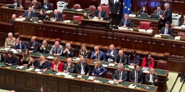 Schlein attacca Meloni in Aula, la premier: “Ancora? Tutto falso”