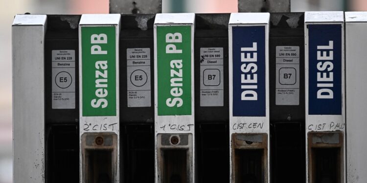 Taglio delle accise, proroga nel nuovo decreto carburanti: Governo al lavoro sugli aumenti