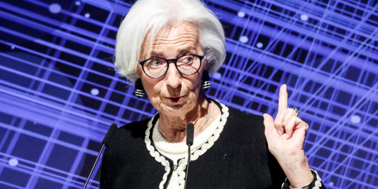 Taglio dei tassi Bce di giugno a rischio, Lagarde prende tempo: i motivi
