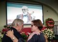 Un lungo applauso per la bara di Petrini a Pollenzo