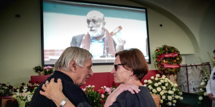 Un lungo applauso per la bara di Petrini a Pollenzo