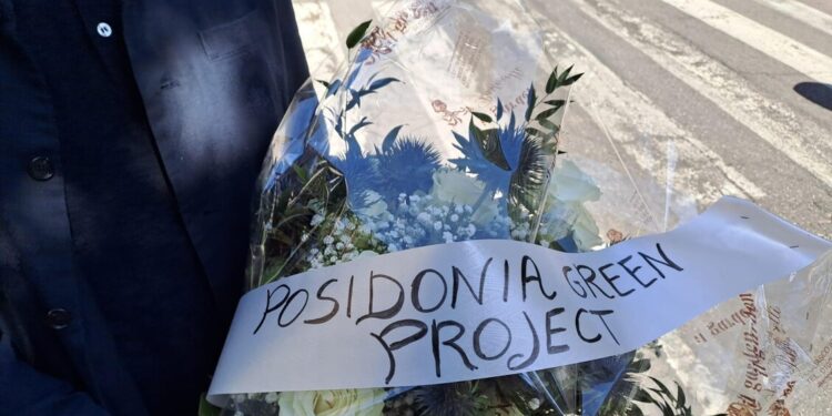 Maldive: chiesa gremita per i funerali Monica Montefalcone e della figlia Giorgia