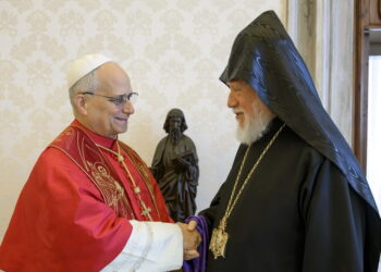 Il Papa al capo della Chiesa armena, preghiamo per la pace in Medio Oriente
