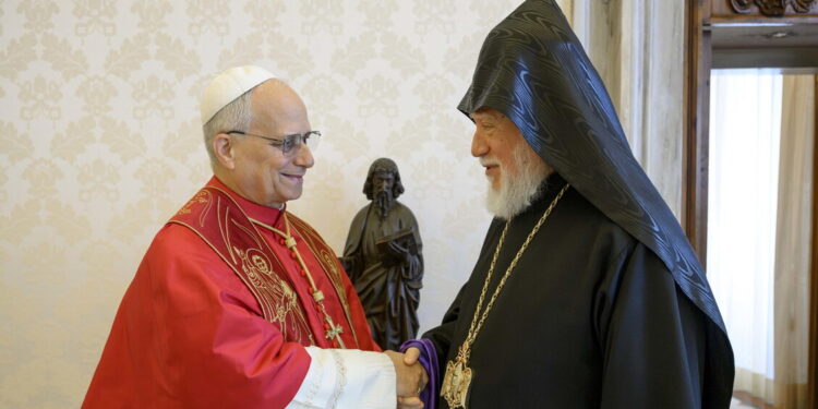 Il Papa al capo della Chiesa armena, preghiamo per la pace in Medio Oriente