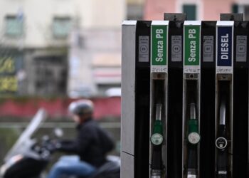 Mimit, prezzo medio benzina self sale a 1,966 euro, gasolio cala a 1,978