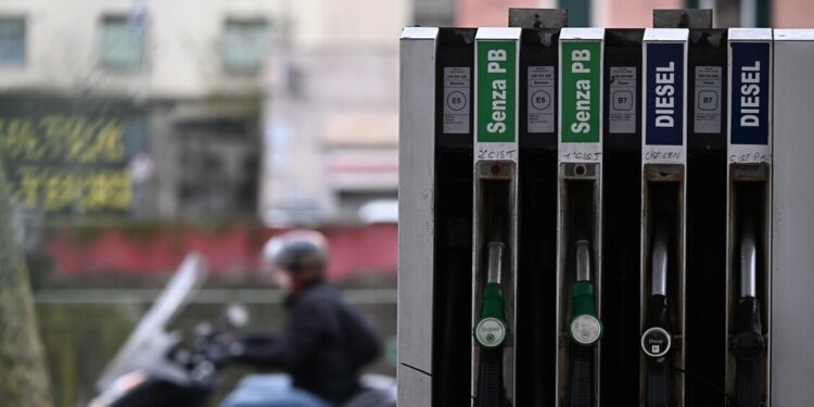 Mimit, prezzo medio benzina self sale a 1,966 euro, gasolio cala a 1,978