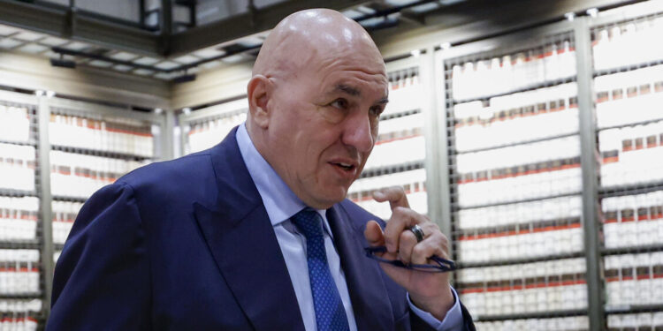 Crosetto: “Avviciniamo due cacciamine a Hormuz, ma aspettiamo la pace”