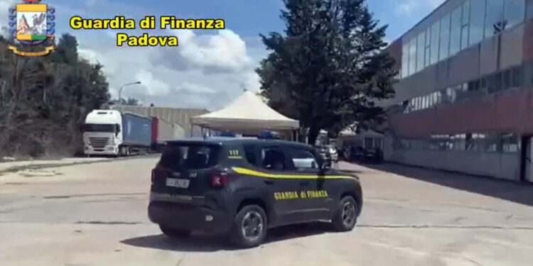 Autobotti manomesse per sottrarre Gpl ai clienti, cinque sequestri