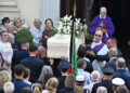 Maldive: una folla per i funerali di Muriel Oddenino nel Torinese