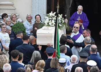 Maldive: una folla per i funerali di Muriel Oddenino nel Torinese