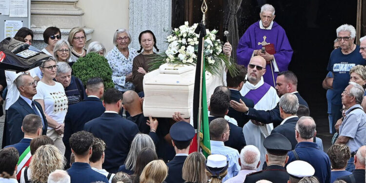 Maldive: una folla per i funerali di Muriel Oddenino nel Torinese
