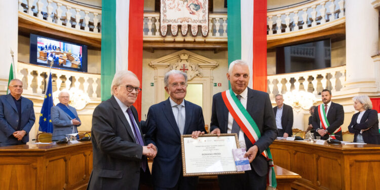 Prodi, ‘ci comportiamo come servi di fronte a Trump’