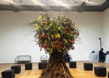 Aperto il Padiglione russo alla Biennale, musica e tanti fiori