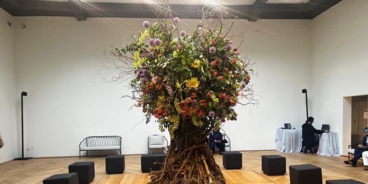 Aperto il Padiglione russo alla Biennale, musica e tanti fiori