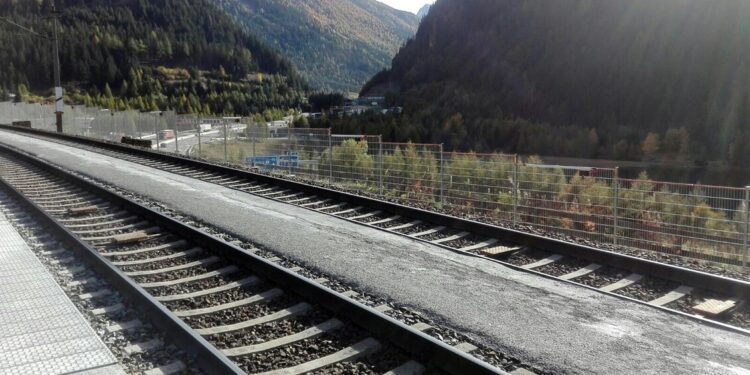 Danneggiata la linea ferroviaria del Brennero, ritardi dei treni
