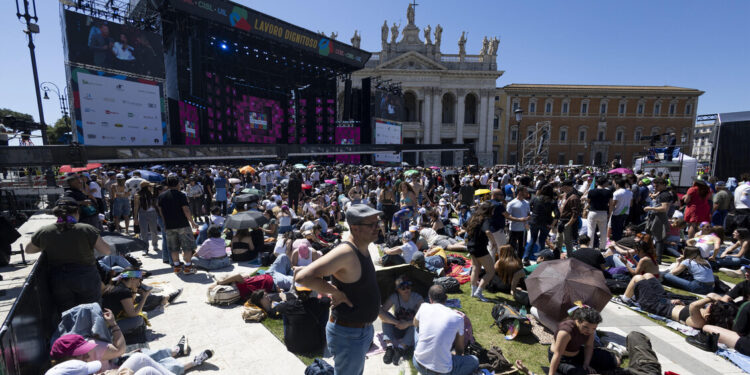 Arisa dà il via al Concertone con un omaggio a Dalla