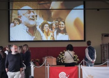 ‘Ciao Carlin le tue idee continueranno’, a Pollenzo la camera ardente di Petrini