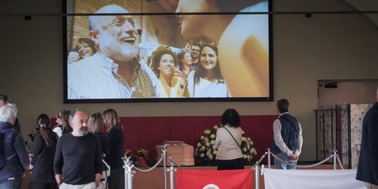 ‘Ciao Carlin le tue idee continueranno’, a Pollenzo la camera ardente di Petrini