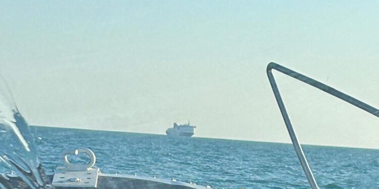 Evacuazione medica di passeggero da motonave in mare nel Gargano