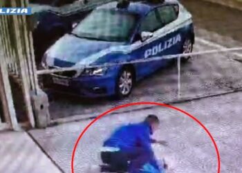 Picchia la compagna davanti al Commissariato di Gela, arrestato