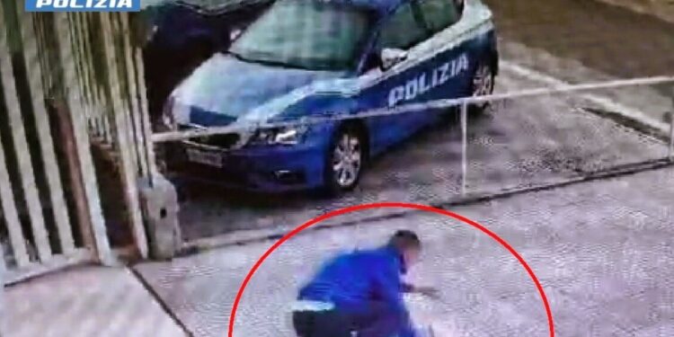 Picchia la compagna davanti al Commissariato di Gela, arrestato