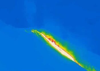Stromboli, aumenta attività effusiva, colata ha raggiunto la linea di costa