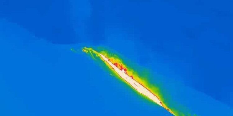 Stromboli, aumenta attività effusiva, colata ha raggiunto la linea di costa