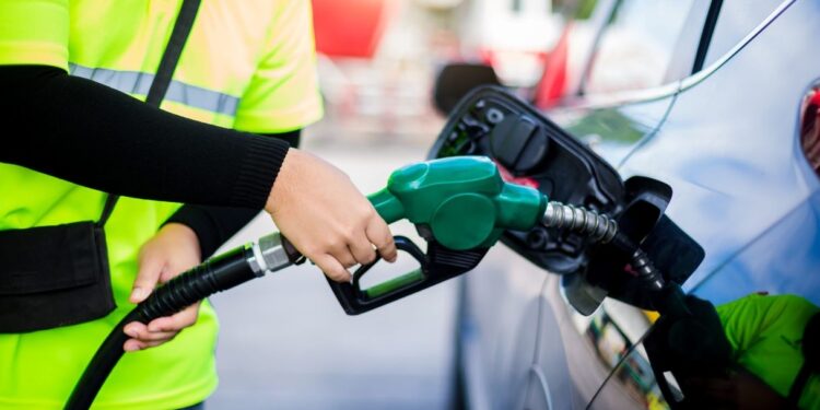 Come cambia il prezzo di benzina e diesel senza il taglio accise: nuovo aumento