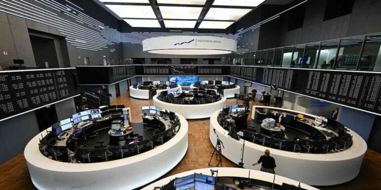 La frenata del petrolio sostiene i mercati europei ma per l’UE il quadro resta complesso