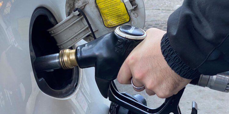 Taglio delle accise, benzina più cara e diesel favorito: cosa cambia da oggi per il pieno