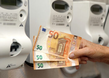 Crisi energetica, aumenti fino a 2.270 euro a famiglia: avvertimento del Fmi