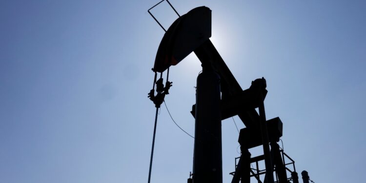 Scorte di petrolio ai minimi da 10 anni, verso nuovi aumenti di benzina e diesel