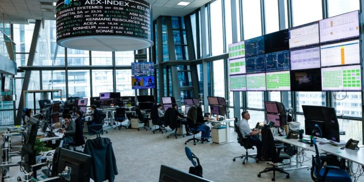 Spread Btp-Bund in calo a 75 punti base, rendimenti al 3,85% in apertura