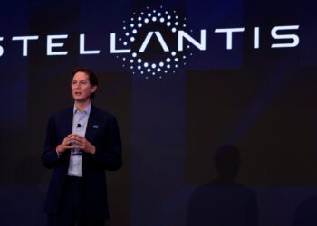 Stellantis investe 60 miliardi, accordo con Cina: fabbriche salve e nuova e-car economica