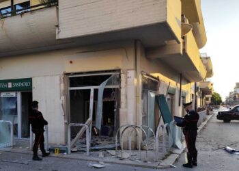 Assalto a bancomat nel Foggiano, esplosi tre Atm e vetri infranti