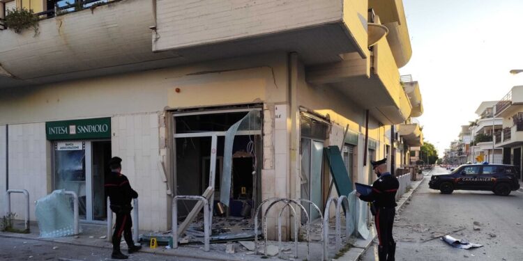 Assalto a bancomat nel Foggiano, esplosi tre Atm e vetri infranti