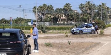 Fuggono a posto di blocco e si schiantano, muore 16enne