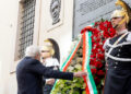 Mattarella depone una corona in via Caetani in memoria di Moro