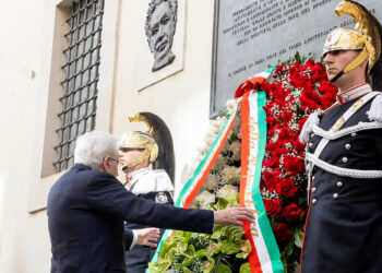 Mattarella depone una corona in via Caetani in memoria di Moro