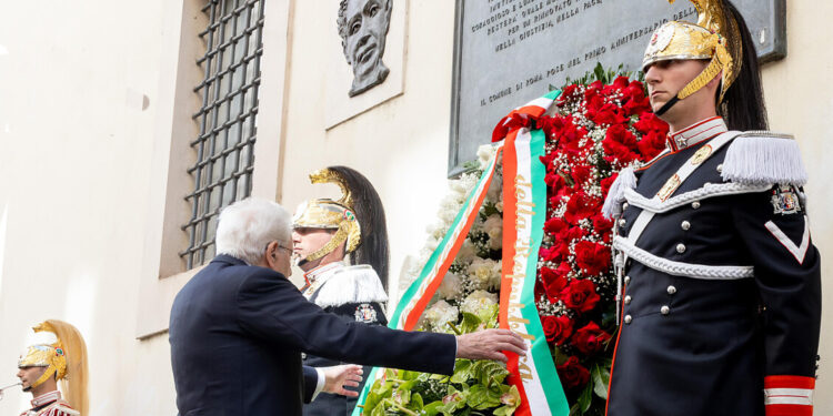 Mattarella depone una corona in via Caetani in memoria di Moro