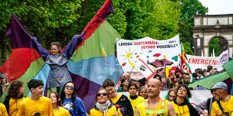 Primo Maggio, sono partiti in migliaia in corteo a Torino