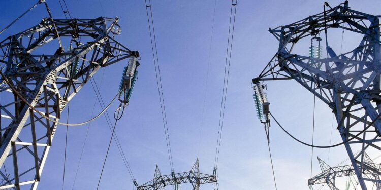 Bollette elettriche in Italia più care del resto d’Europa, perché paghiamo così tanto