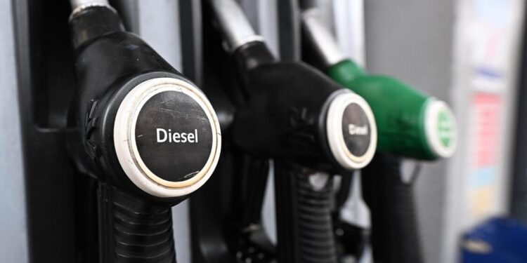 Mimit, prezzo medio self benzina a 1,968 euro al litro, gasolio a 2,037 euro