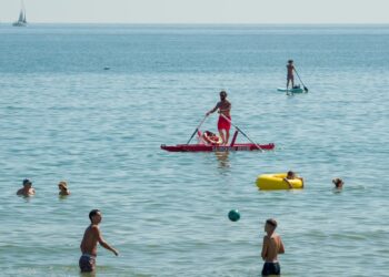 Calendario scolastico, si riparte ad agosto per aiutare i genitori: polemiche del turismo